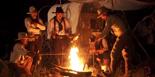 牛仔在篝火上做饭