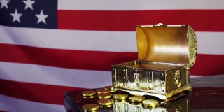 金币在美国国旗的背景下落入箱子。