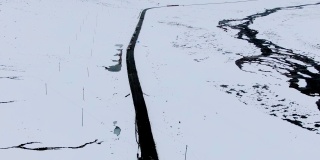 航拍车队穿过雪地的照片