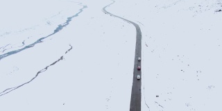 航拍车队穿过雪地的照片