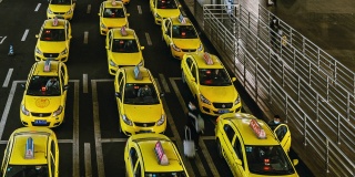 繁忙的黄色的士在机场出口排起长队