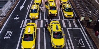 夜间，繁忙的黄色出租车在机场出口排起长队