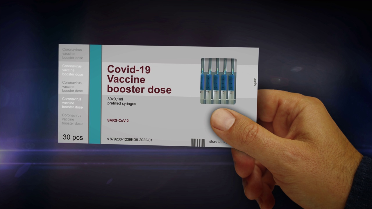 手里拿着Covid-19疫苗增强剂包