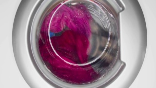 洗衣机边洗边特写彩色衣物视频素材模板下载