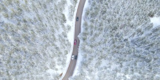 汽车行驶在通往森林的雪路上