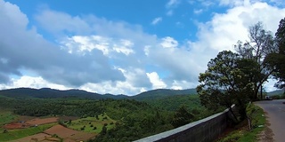 乡村农田与山和明亮的蓝色天空的背景