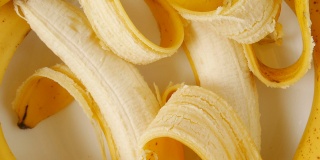 熟香蕉放在盘子里。