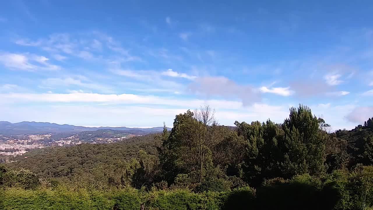 湛蓝的天空映衬下的山脉和山脚下的城市