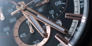 极近镜头豪华黄金瑞士手表，秒针和分针在运动，时间流，选择性焦点