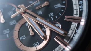 极近镜头豪华黄金瑞士手表，秒针和分针在运动，时间流，选择性焦点视频素材模板下载