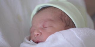 亚洲新生儿男孩在睡觉，新生儿在医院