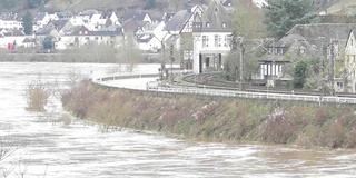 摩塞勒洪水涌向仍然开放和使用的主要道路