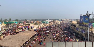 2019年3月3日，印度加尔各答，街上的交通和行人