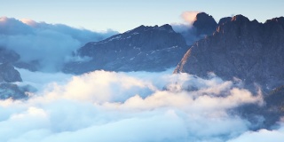 阿尔卑斯山白云石山峰的壮丽景色。