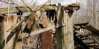 白俄罗斯。切尔诺贝利安置区的废弃房屋。切尔诺贝利灾难灾难。白俄罗斯村庄的破旧房屋。整个村庄必须被处置