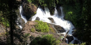 Namtok Pha Suea - Pha Sua瀑布位于泰国湄宏顺的Tham Pla -Namtok Pha Suea国家公园