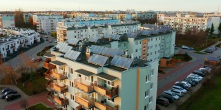 无人机在一个装有太阳能电池板的住宅屋顶上拍摄。屋顶上的光伏太阳能电池板接收来自太阳的清洁能源。