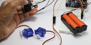 拇指操纵杆模块控制微伺服在一个原型电子电路显示一些测试由一个年轻的发明家在实验室