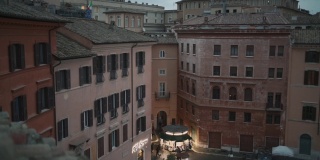 罗马美丽的广场纳沃纳，日落后行人经过，雨后，高角度拍摄。