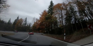 司机在高速公路上的视角，奥地利欧洲公路旅行视野从车内驾驶与自然森林景观树木和山脉