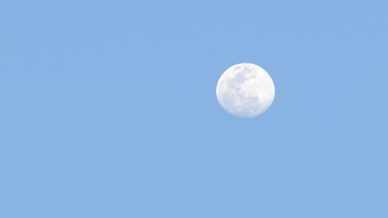 月亮在天空。