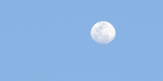 月亮在天空。