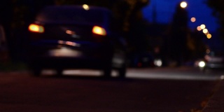 傍晚时分，城市街道上的汽车交通被拍得模糊不清