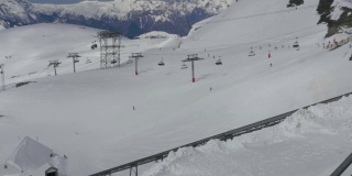 在许多滑雪者下降速度的雪道上种植升降椅、缆绳和升降机