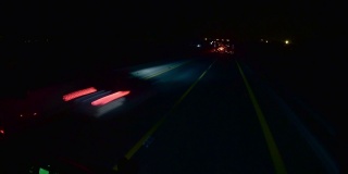 随着夜晚高速公路上行驶的汽车，时间在流逝