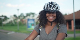 一个黑人女性骑自行车的肖像