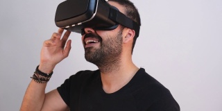 年轻人戴着VR眼镜，激动地比划着肖像。虚拟现实，未来技术，教育视频游戏