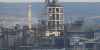 工业生产区高厂房结构和塔式起重机的水泥厂时间间隔。制造和全球产业理念