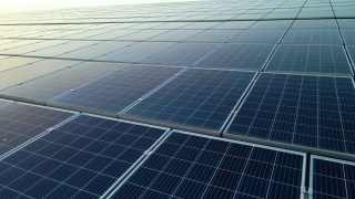蓝色光伏太阳能电池板安装在建筑屋顶，产生清洁的生态电力。生产可再生能源概念视频素材模板下载