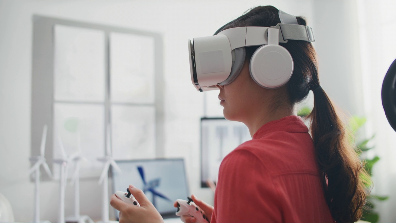 女商人使用VR眼镜在办公室工作