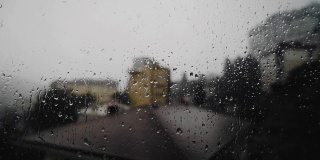 在恶劣的天气和下雨时，你可以看到窗外的城市。水滴从玻璃上滴下来