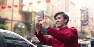 中国游客使用智能手机帮助旅游。