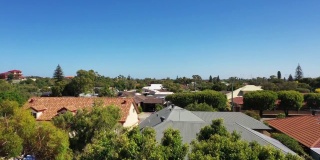 澳大利亚西部罗金厄姆一个阳光明媚的海滨郊区的鸟瞰图