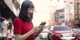 中国游客使用智能手机帮助旅游。