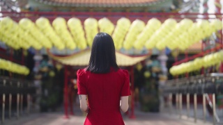 在中国的新年里，妇女向神灵献上祭品。视频素材模板下载