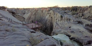 日落时分，与游客一起在北角奥格拉比瀑布眺望峡谷