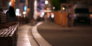 法国格拉斯夜间的街景。散焦，行走的人，夜灯