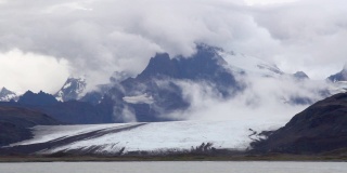南极洲山上的雪和云