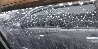 雨点打湿了挡风玻璃。水珠高清视频。