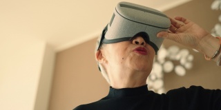 老年女性戴着虚拟现实眼镜玩虚拟游戏