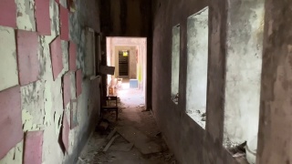 切尔诺贝利核电站事故后普里皮亚季被遗弃和摧毁的房屋视频素材模板下载