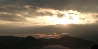 无人机在日落前的绿色雨林山脉的空中景观视图
