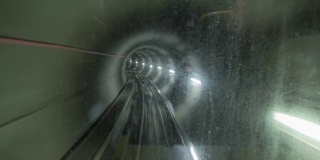 地铁隧道的时间间隔由第一节车厢的挡风玻璃玻璃制成