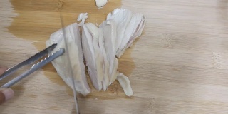 切菜板上的清蒸鸡片
