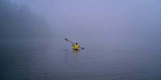 在雾蒙蒙的早晨划桨