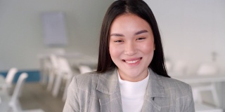 年轻快乐微笑的亚洲商业女性企业员工特写肖像